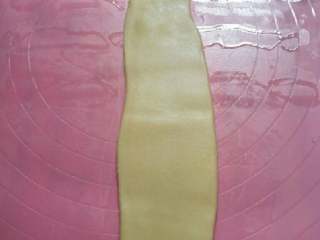 13、苏式萝卜干鲜肉月饼,将其顺方向擀长(这次明显比第一次要长,宽度要窄)。