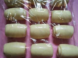 14、苏式萝卜干鲜肉月饼,卷起成筒状,盖上保鲜膜。