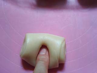 15、苏式萝卜干鲜肉月饼,用手指摁住中间,捏紧整理成大概的圆形。