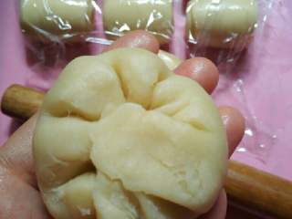 17、苏式萝卜干鲜肉月饼,像包包子一样,收口即可。