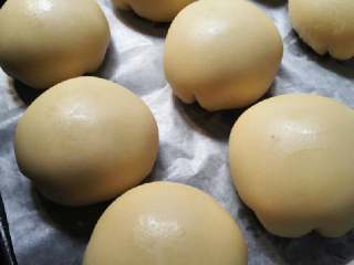 18、苏式萝卜干鲜肉月饼,包好后,烤箱200℃预热,放入中层,上下200℃烤35—40分钟即可。