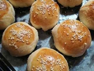 19、苏式萝卜干鲜肉月饼,在快烤好最后5分钟可以拿出来刷一层鸡蛋液,撒上一点芝麻(这步也可以省略)。