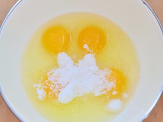 1、迷你彩虹千层,鸡蛋加糖搅打均匀。
