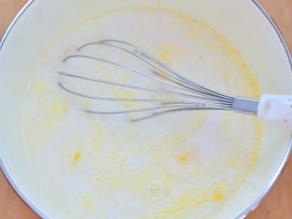 2、迷你彩虹千层,加入椰浆拌匀。