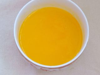 3、迷你彩虹千层,黄油用微波炉加热融化。