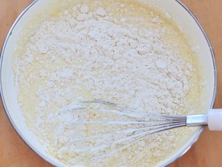 5、迷你彩虹千层,筛入低粉，拌至无疙瘩。