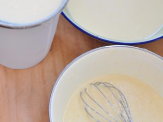 6、迷你彩虹千层,把面糊过筛两遍。