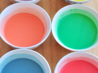 7、迷你彩虹千层,将面糊粉成六份，加入色素，调成六种颜色，有红、黄、绿、橙、青、紫。