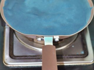 8、迷你彩虹千层,将煎饼锅小火加热，舀入适量的面糊，将锅子转圈摊成圆形薄饼。边缘翘起后，将饼皮倒出放凉。