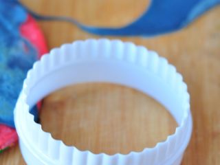 10、迷你彩虹千层,用圆形模具，将饼皮压出形状。