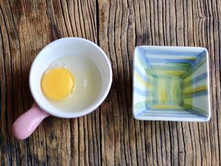 2、肥牛窝蛋砂锅,一个鸡蛋,取一半蛋清