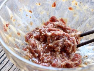 7、肥牛窝蛋砂锅,搅拌均匀,腌制10分钟以上