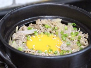 16、肥牛窝蛋砂锅,最后撒葱花和芝麻