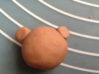 4、轻松熊汤圆,小可可面团放两边做耳朵，可用手指沾丁点水弄湿一下再粘更牢固