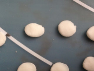 7、轻松熊汤圆,取白色面团压扁，中间加一丁点黑色面团，横竖随意摆放，做不同表情