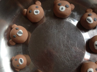 8、轻松熊汤圆,将做好的白色部分沾在上面