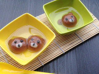 9、轻松熊汤圆,水开后放汤圆进去煮四分钟左右