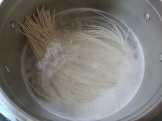 10、猪脚面,另取一锅，锅中宽水煮至未开下入面条，煮熟。