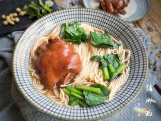 13、猪脚面,猪脚软烂筋道，汤底鲜香醇厚，面条劲道爽滑。