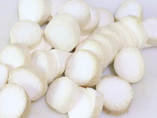 1、酱烧杏鲍菇,杏鲍菇洗净，切成厚薄均匀的片，可切得稍微厚一点