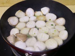 5、酱烧杏鲍菇,慢慢翻炒至杏鲍菇变软