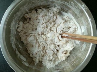 2、酱香春卷,面粉里徐徐倒入100g清水，一边倒水一边用筷子将面粉搅拌成絮状；