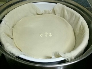 9、酱香春卷,蒸锅垫上蒸布，放入擀好的春卷皮，冷水上锅，水开后再蒸10分钟左右；