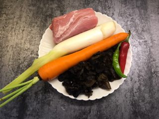 1、鱼香肉丝,准备好所有食材