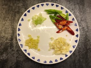2、鱼香肉丝,青红椒切片，大蒜、生姜、葱白分别切末