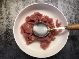 4、鱼香肉丝,熟肉切丝，加入半勺盐，半勺胡椒粉，两勺料酒，半个蛋清搅拌均匀