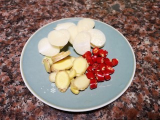 3、蒜苗炒猪肝,将大蒜生姜切片、小米辣切小段。