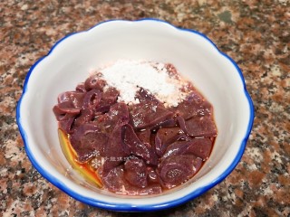 5、蒜苗炒猪肝,将浸泡过的猪肝用水冲洗几遍沥干水分放入碗中,加入适量淀粉、生抽、料酒和花椒油拌匀。