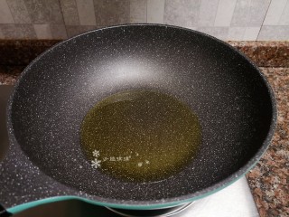 6、蒜苗炒猪肝,热锅倒油烧至八成热。