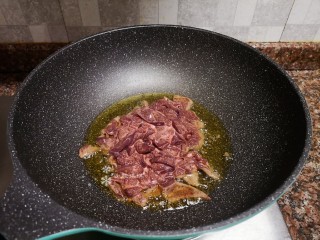 7、蒜苗炒猪肝,放入猪肝快速翻炒。