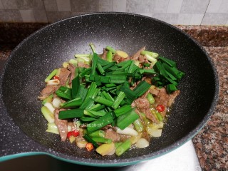 12、蒜苗炒猪肝,放入蒜苗叶翻炒均匀。