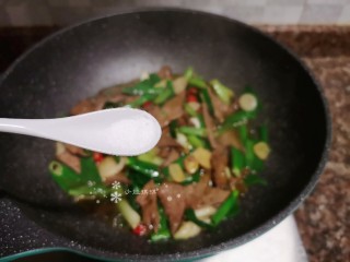 13、蒜苗炒猪肝,放入适量盐翻炒均匀。