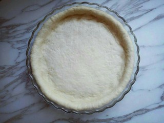 5、独家秘方披萨,用擀面杖，好擀出磨具一样大的披萨饼底，我的8寸披萨盘。