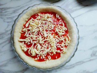 8、独家秘方披萨,撒上一层马苏里拉芝士。