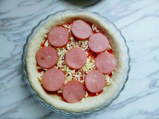 9、独家秘方披萨,摆好切片的火腿。(火腿可以换成牛肉，虾仁都可以)