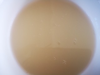 4、微波炉版美味披萨,另取碗将酵母用温水化开