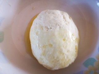 7、微波炉版美味披萨,然后在面团上倒上两勺植物油