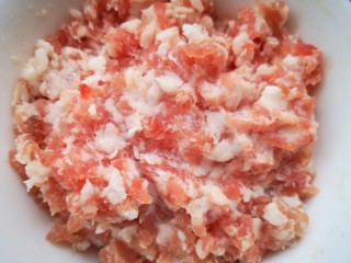 9、微波炉版美味披萨,醒面同时准备炒酱料:在肉末中加入少许生抽、料酒和胡椒粉搅拌均匀腌制片刻