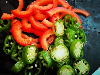 11、微波炉版美味披萨,青椒切圈、大红椒切细条