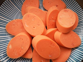 12、微波炉版美味披萨,火腿肠切斜片