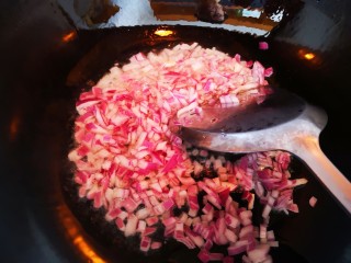 13、微波炉版美味披萨,油锅烧热放入洋葱丁煸炒