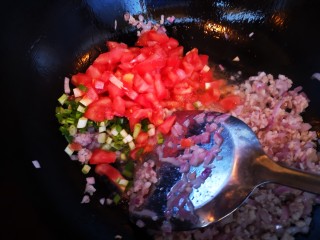 15、微波炉版美味披萨,加入番茄丁和葱花翻炒