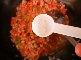 17、微波炉版美味披萨,加入少许盐后炒至汤汁收干(酱料就炒好了)