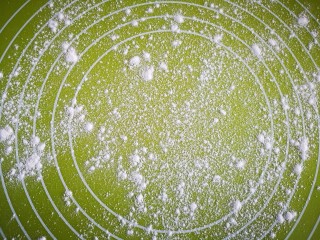 19、微波炉版美味披萨,揉面垫上撒上少许干面粉