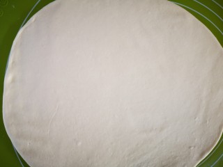 20、微波炉版美味披萨,将醒好的面擀成薄面饼