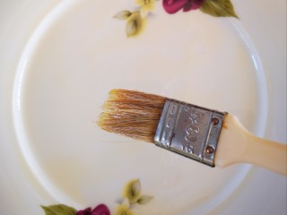 21、微波炉版美味披萨,在大盘子上刷上一层油